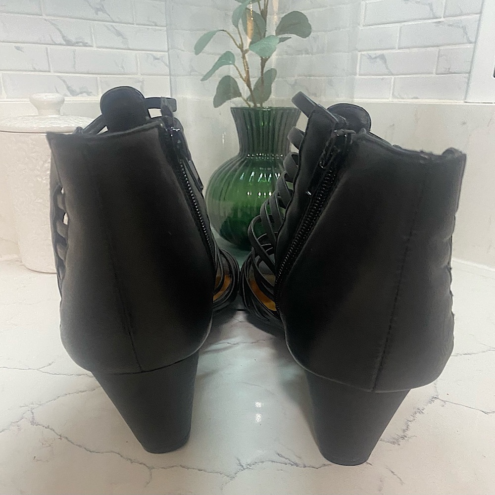 New Black sandals - Picture 3 of 3